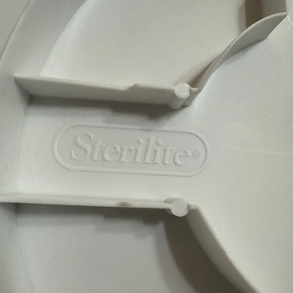 Sterilite Round Cake Server Carrier White Clear Plastic Locking Lid with Handle